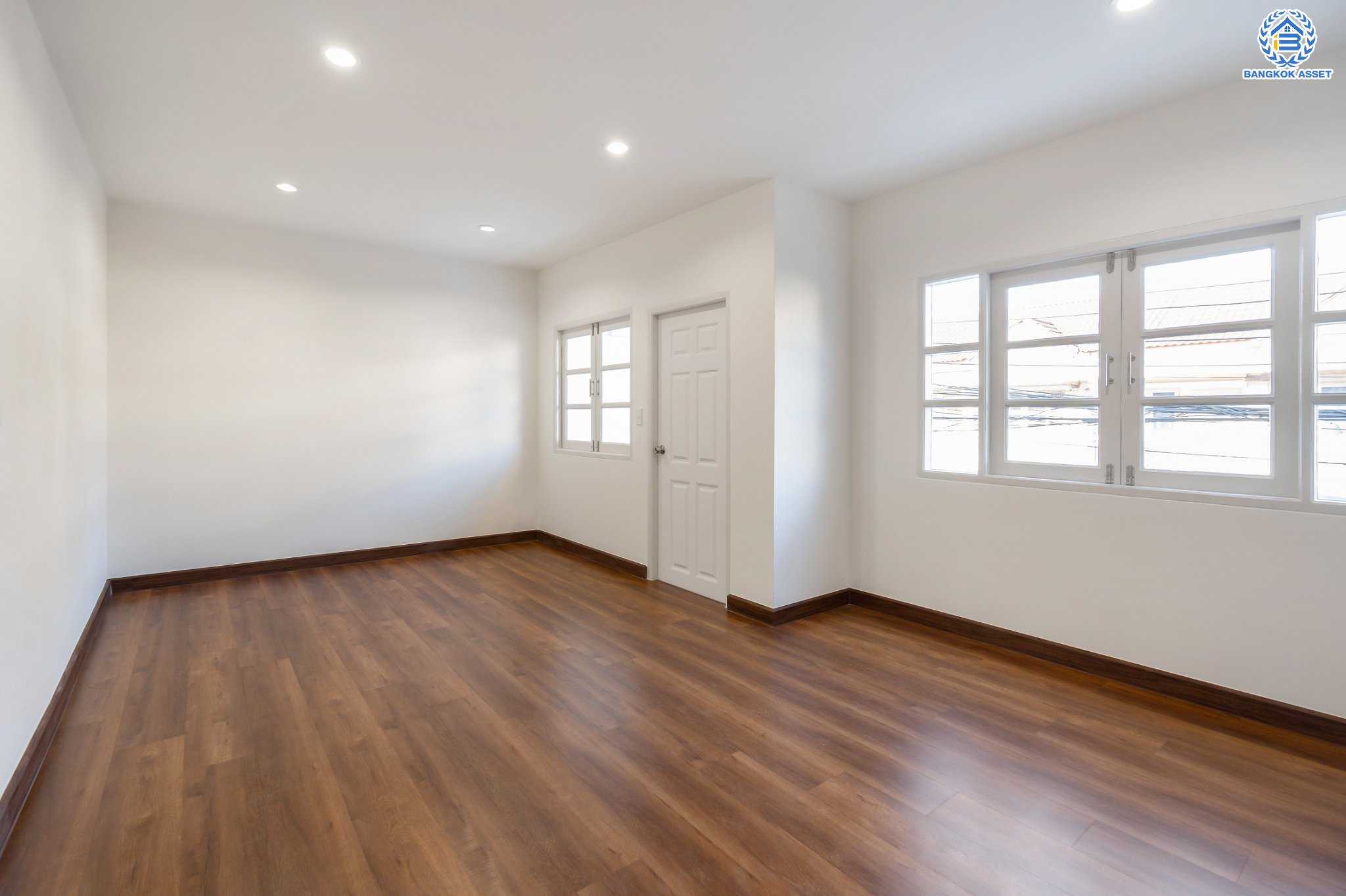 บ้านมือสองตกแต่งใหม่ ม.รติรมย์ 3 สวนผัก บ้านดีไซน์สวยพร้อมอยู่ เนื้อที่ 21 ตร.ว. ฟังก์ชัน 3 ห้องนอน 2 ห้องน้ำ 1 ที่จอดรถ บนทำเลศักยภาพ เชื่อมต่อหลายเส้นทางหลัก ใกล้ทางด่วน "ศรีรัช" รถไฟฟ้าสายสีแดง "สถานีตลิ่งชัน"และแหล่ง Community Mall ชั้นนำมากมาย